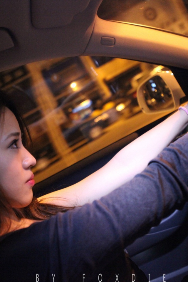 Девушка гонщица за рулем Audi Q3