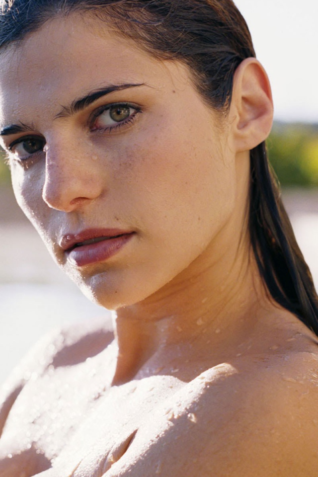 Девушка вышла из воды, мокрые волосы