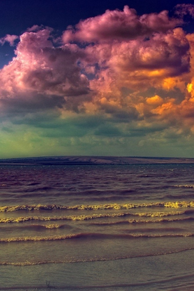 Девушка входит в волны прибоя