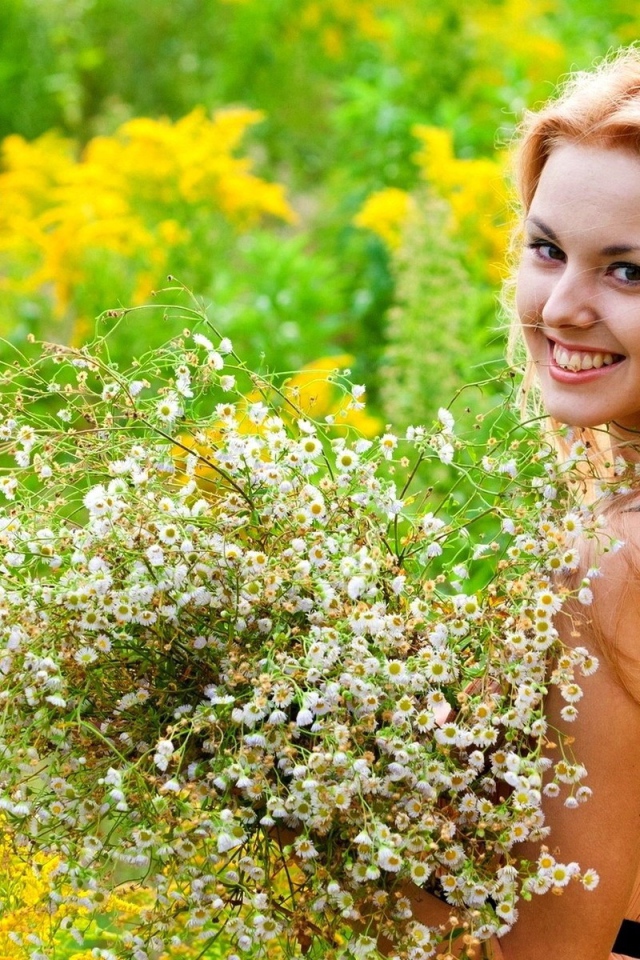 Девушка собрала букет полевых ромашек