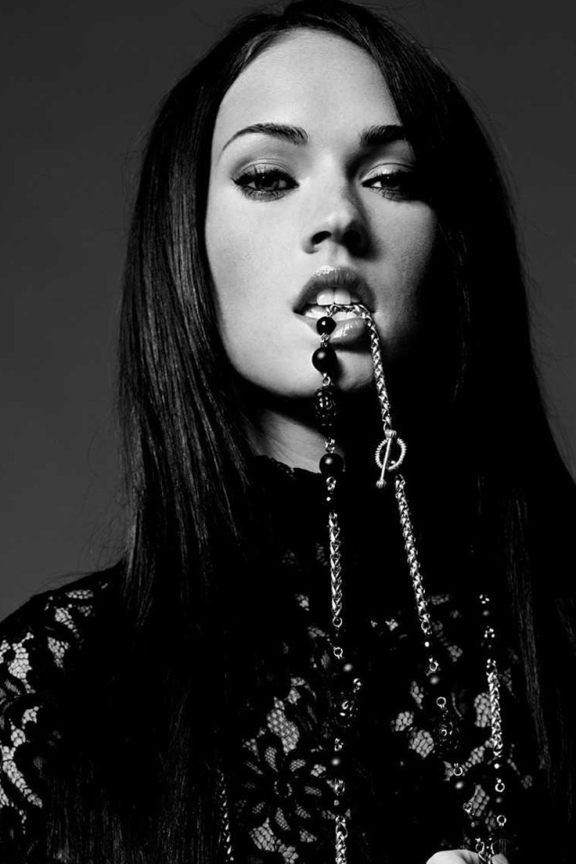 Девушка держит в зубах украшение