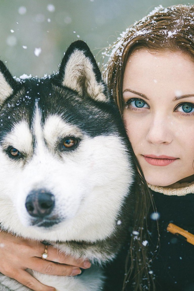 Девушка обняла собаку хаски