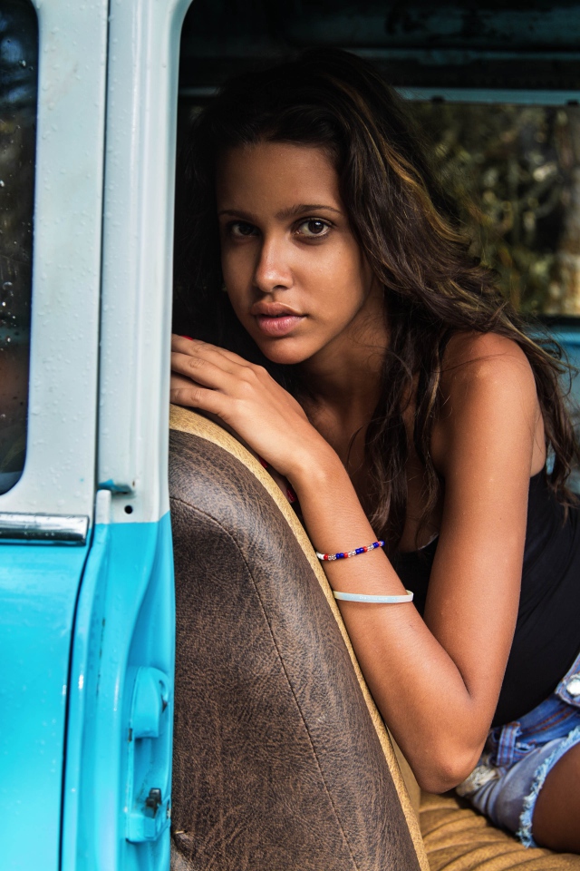 Девушка в автомобиле на Кубе