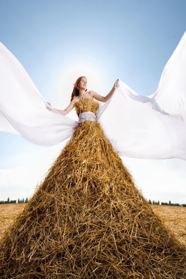 Девушка в платье из сена в белой накидке