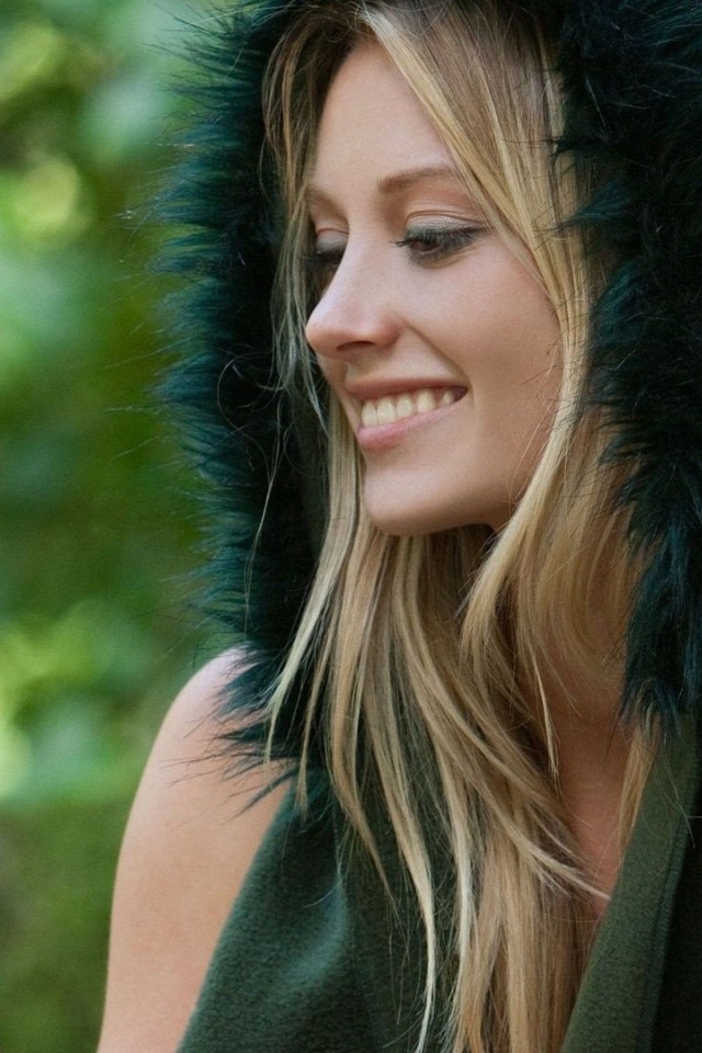 Девушка в меховой накидке держит на руке птицу