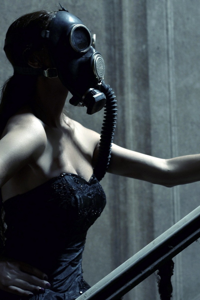 Девушка в маске поднимается по лестнице