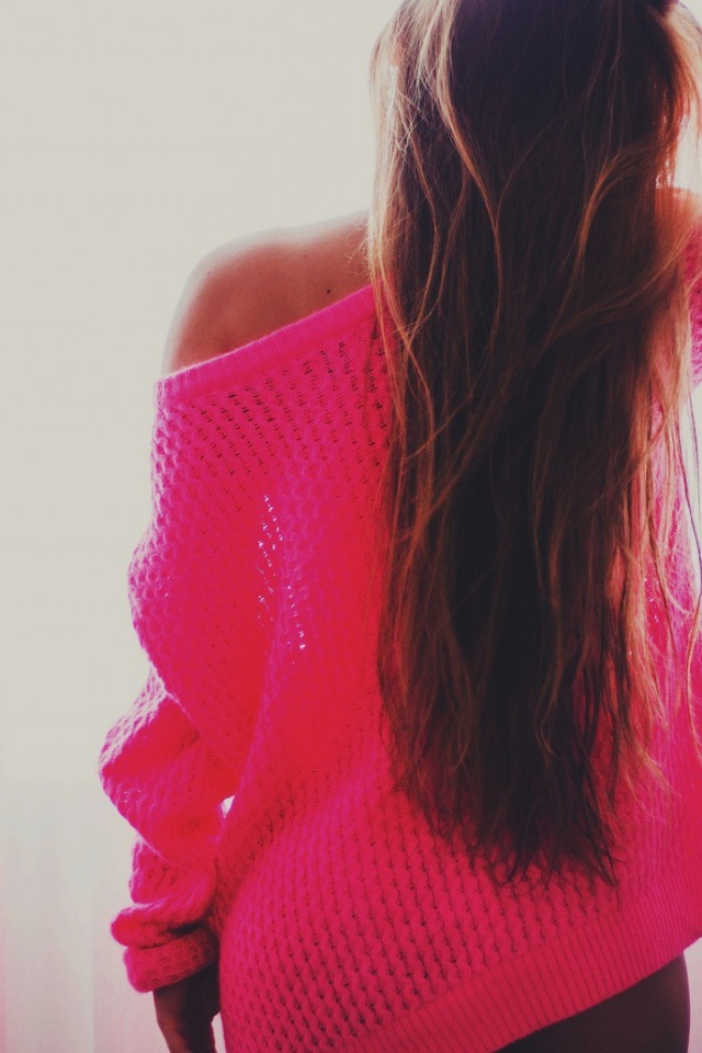 Девушка в розовой кофте стоит спиной