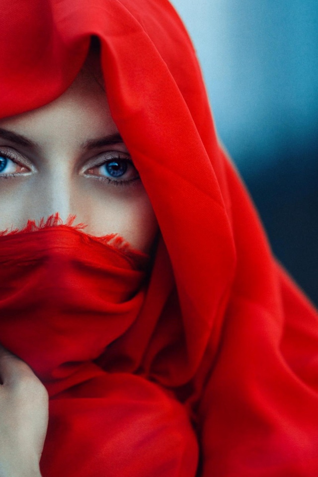 Девушка в красной накидке закрыла лицо