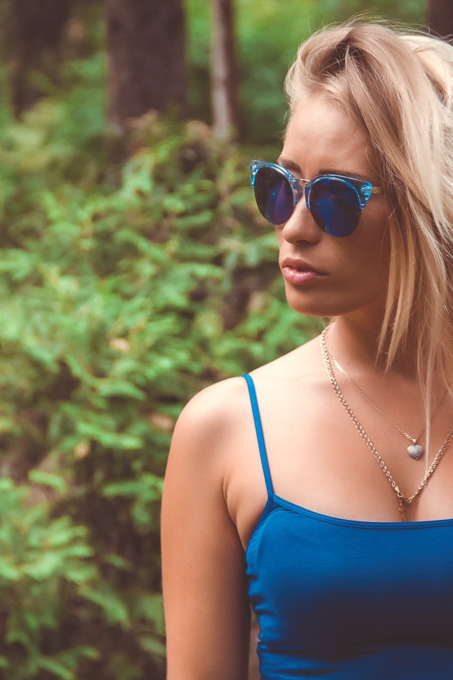 Девушка в синих солнцезащитных очках