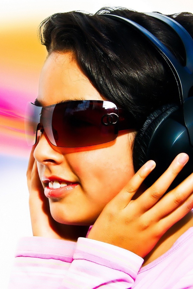 Девушка в темных очках и черных наушниках