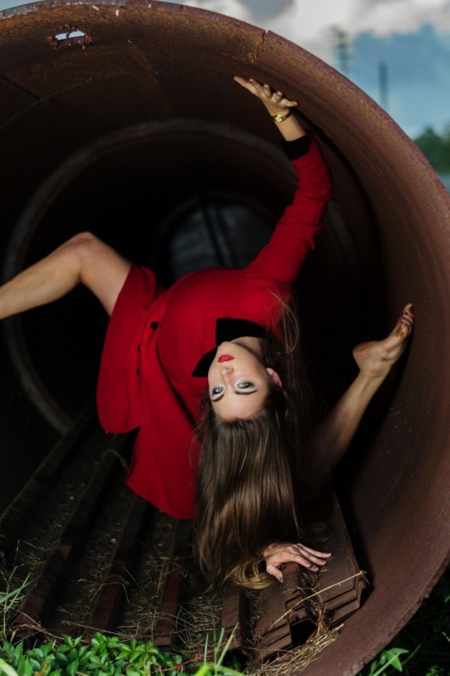 Девушка в железной трубе