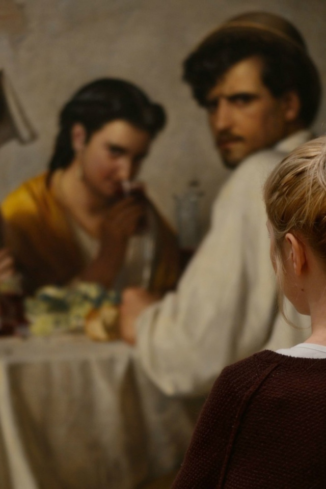 Девушка в картинной галерее