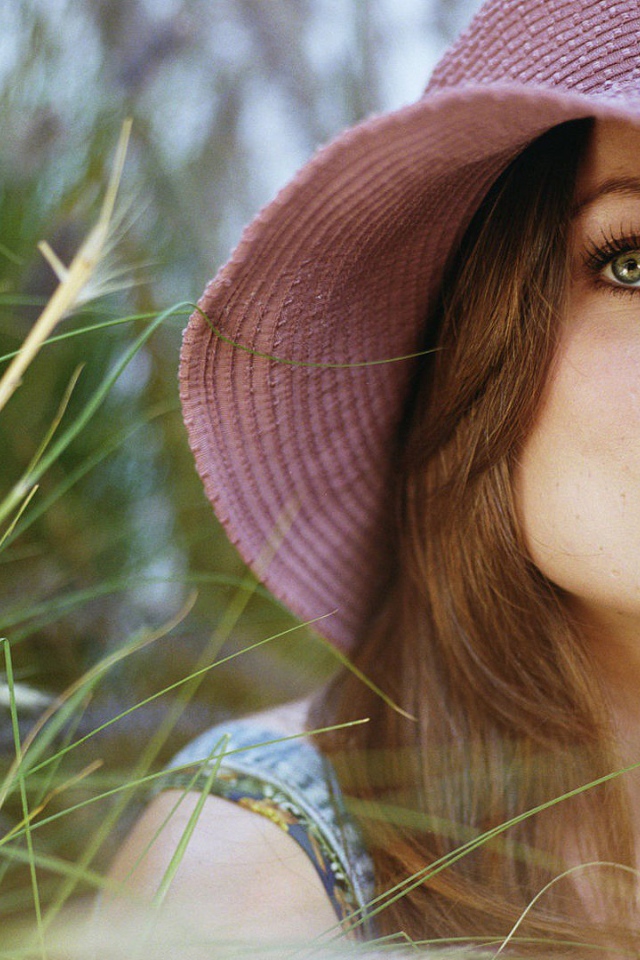 Девушка в розовой шляпе Оливия Уайдли