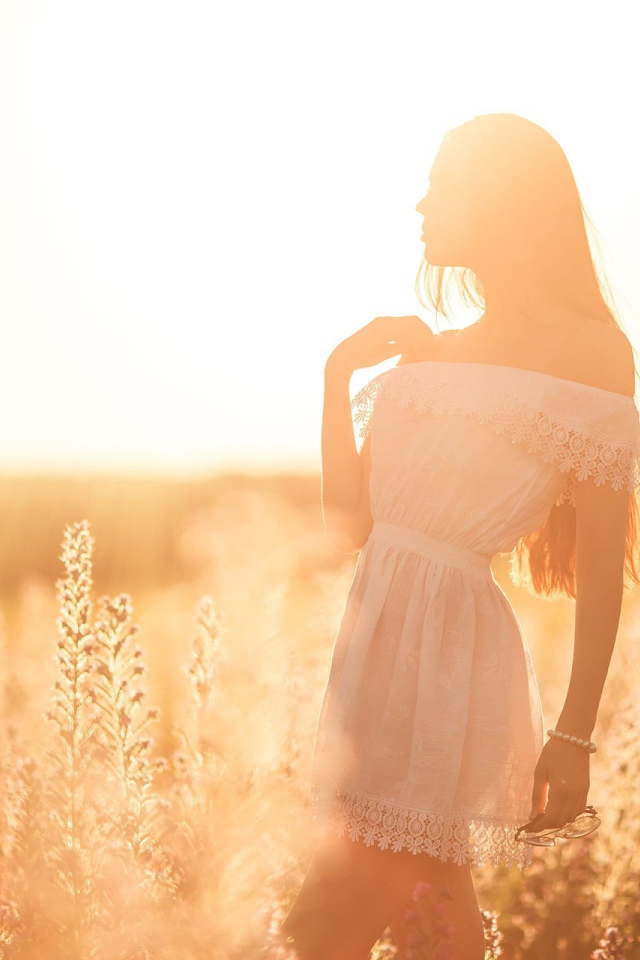 Девушка в лучах яркого летнего солнца