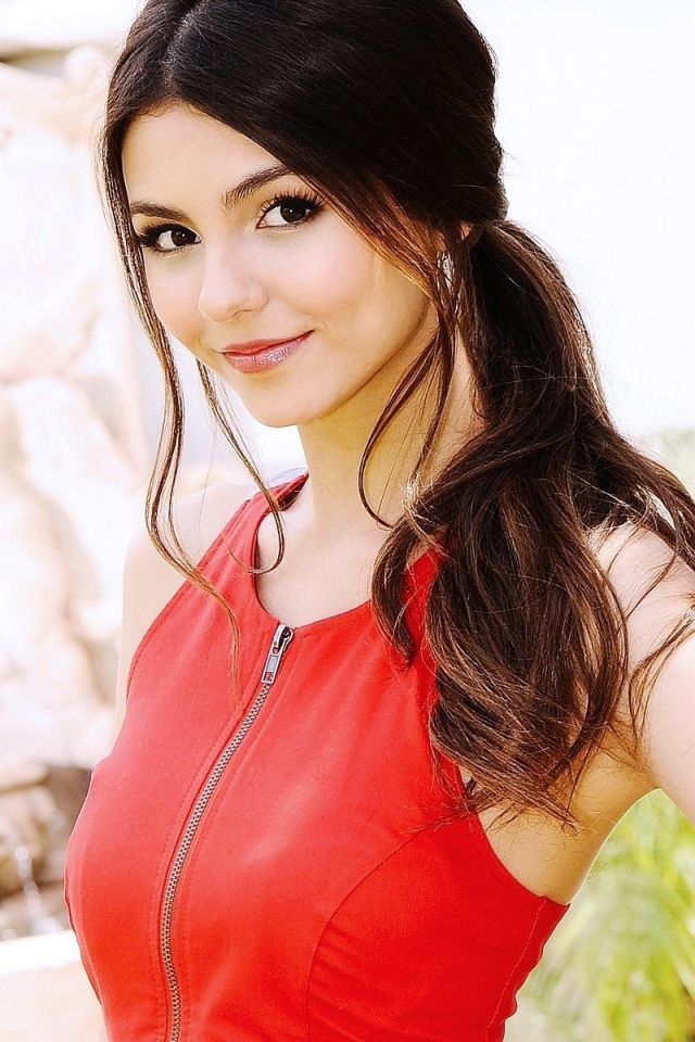 Девушка в красном платье Виктория Джастис