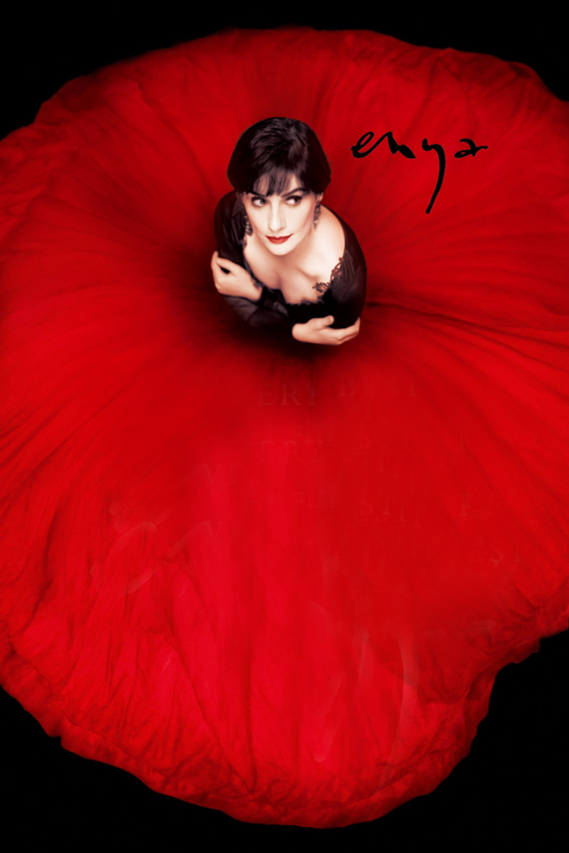 Девушка в красном платье в форме мака