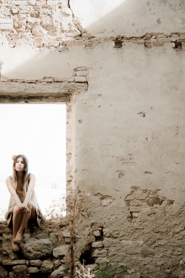 Девушка на окне в руинах