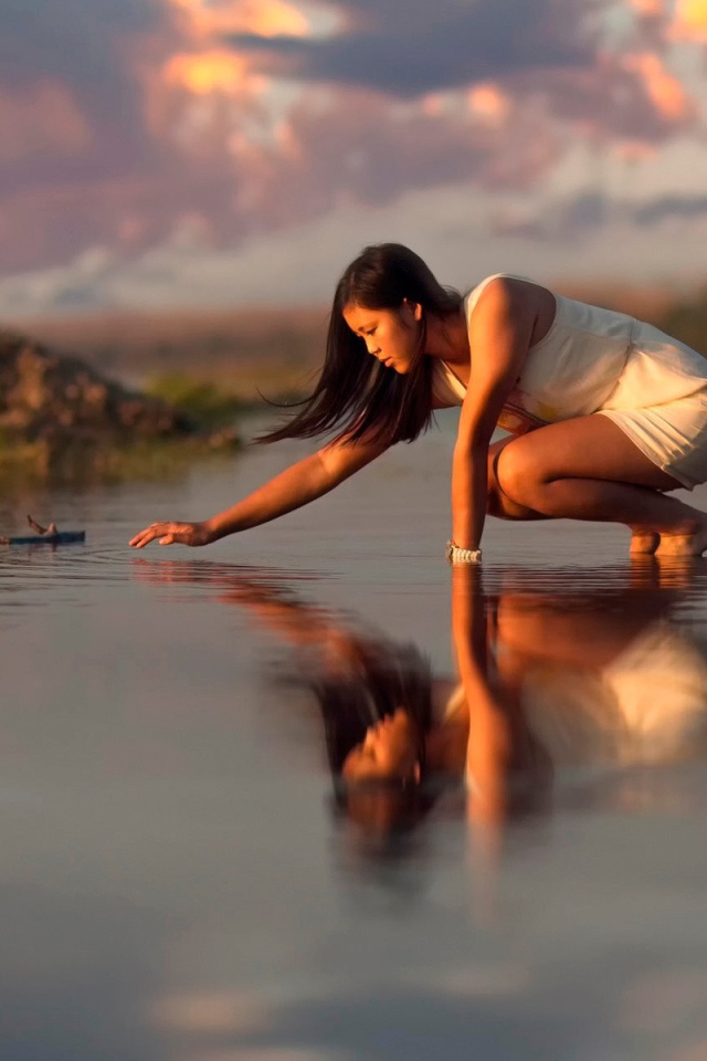 Девушка отражается в воде