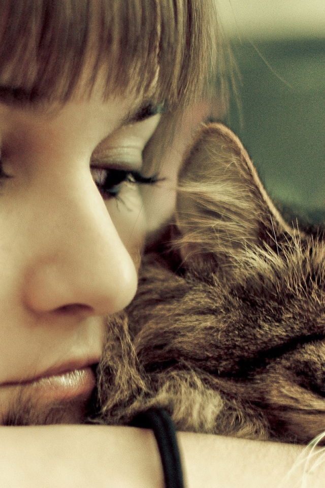 Девушка грустит со своим котом