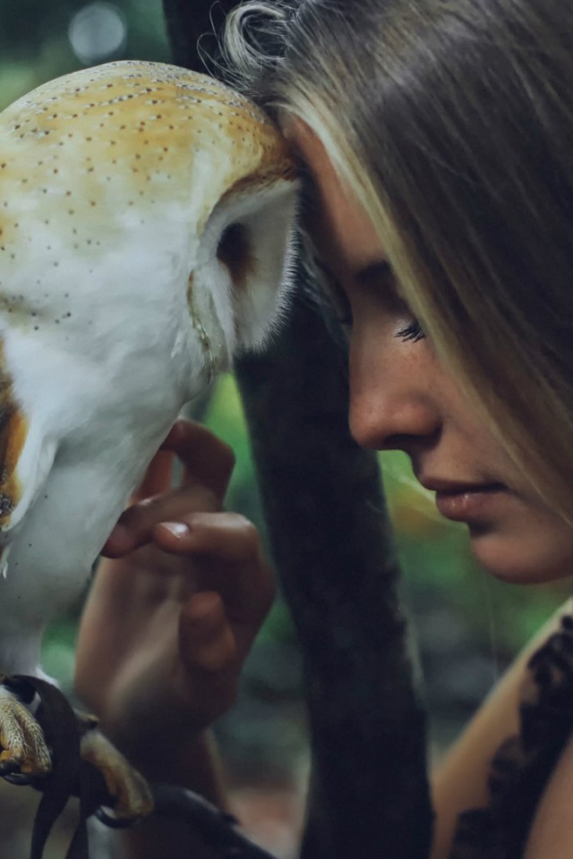 Девушка прислонилась к сове