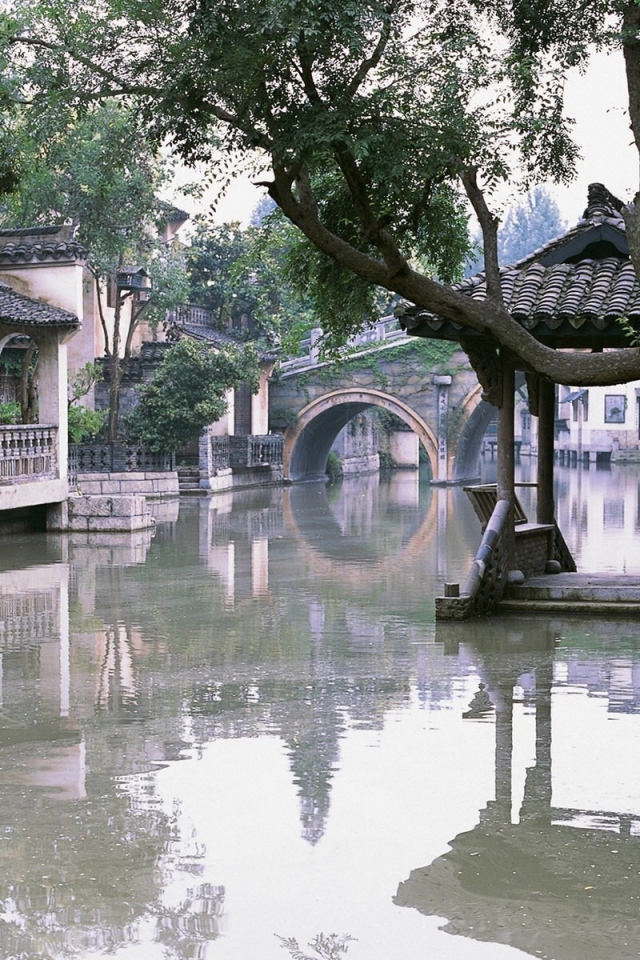 Девушка смотрит на затопленную улицу