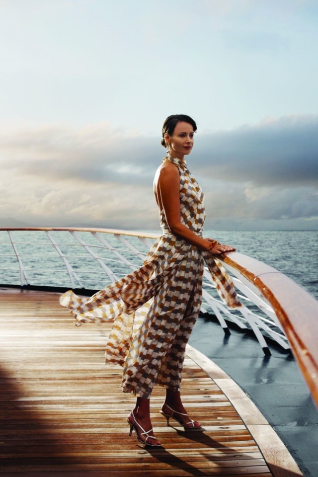 Девушка смотрит на море с палубы яхты