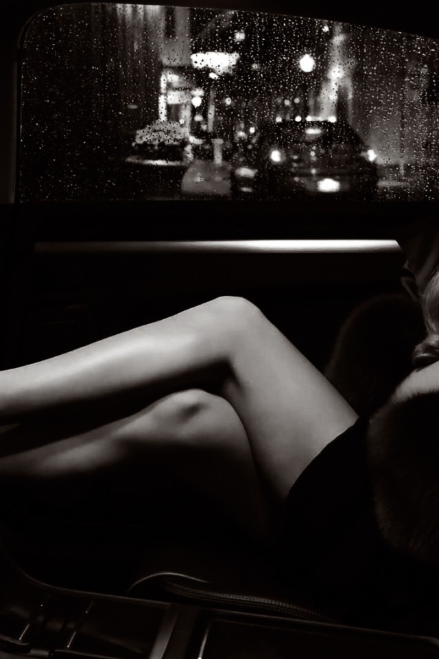 Девушка на заднем сиденье черного автомобиля