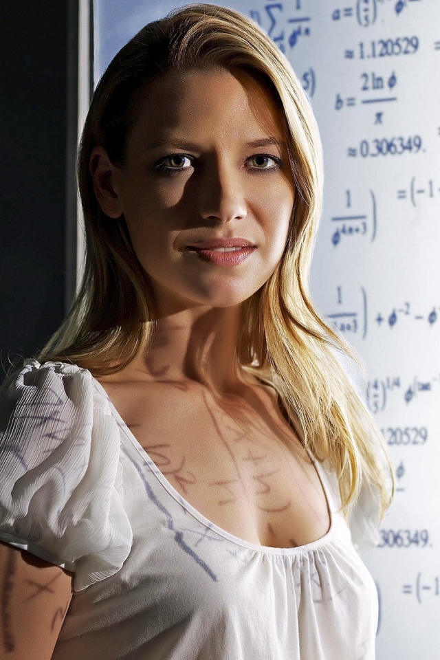 Девушка на фоне доски с формулами