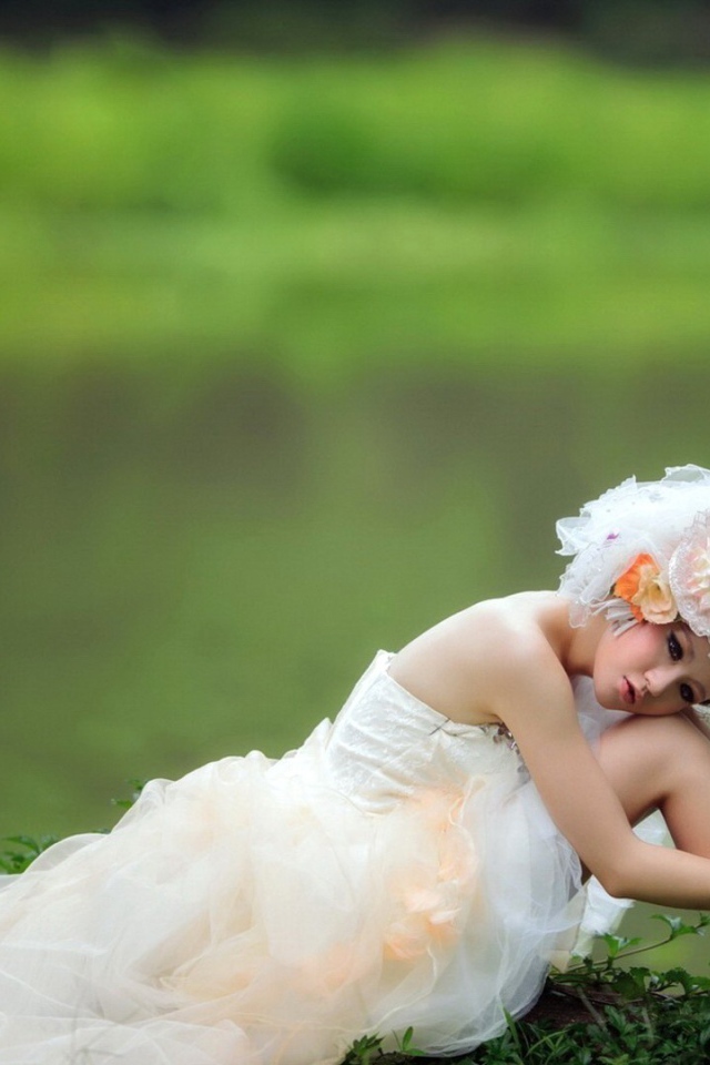 Девушка весна на фоне зелени