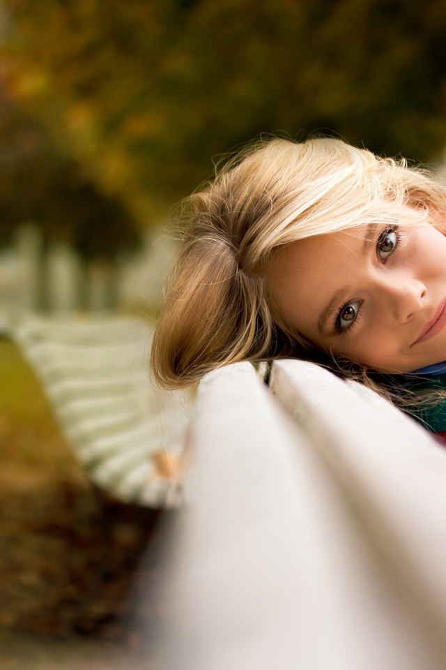 Девушка на скамье в осеннем парке