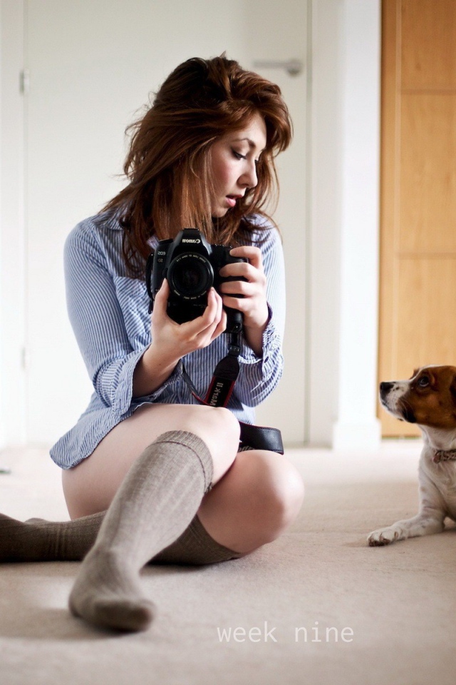 Девушка фотограф со своей собакой