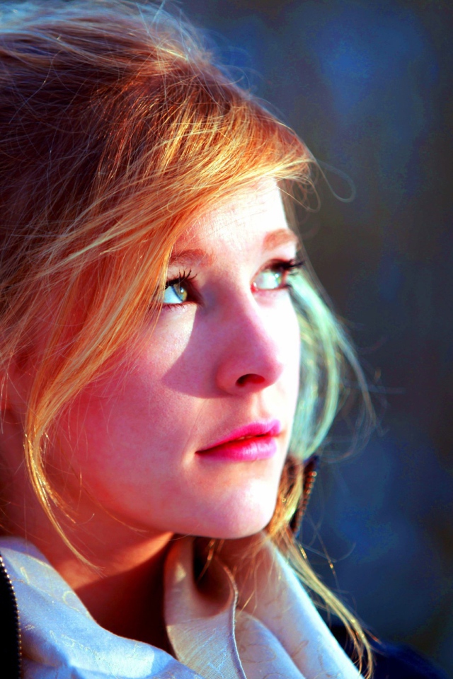 Лицо девушка освещено солнцем