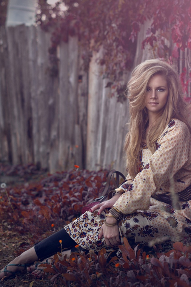 Девушка присела у забора