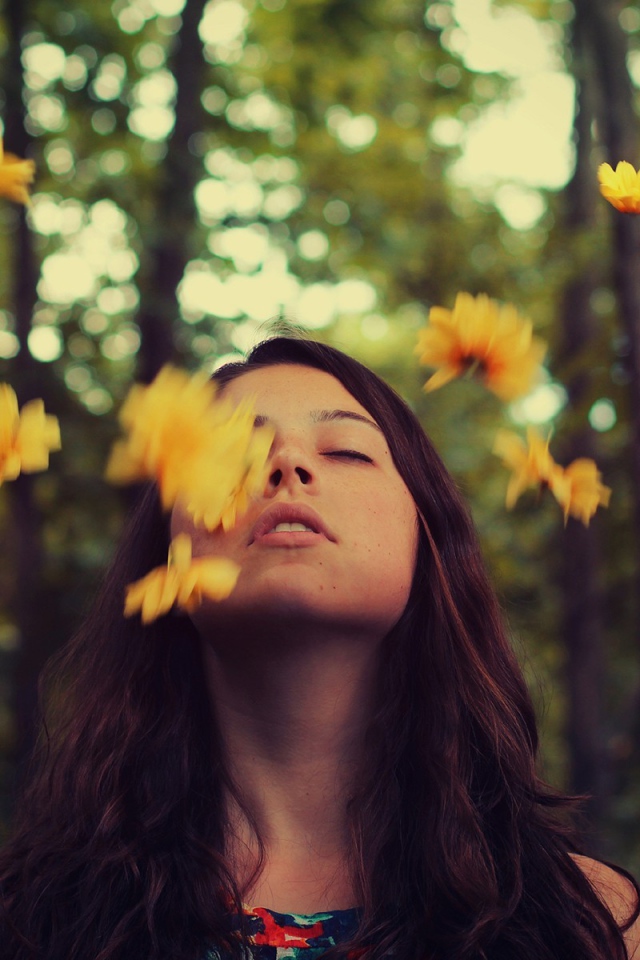 Девушка подбросила желтые цветы