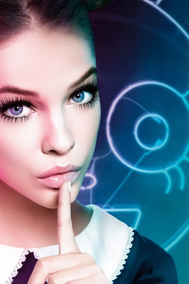 Девушка прикоснулась пальцем к подбородку