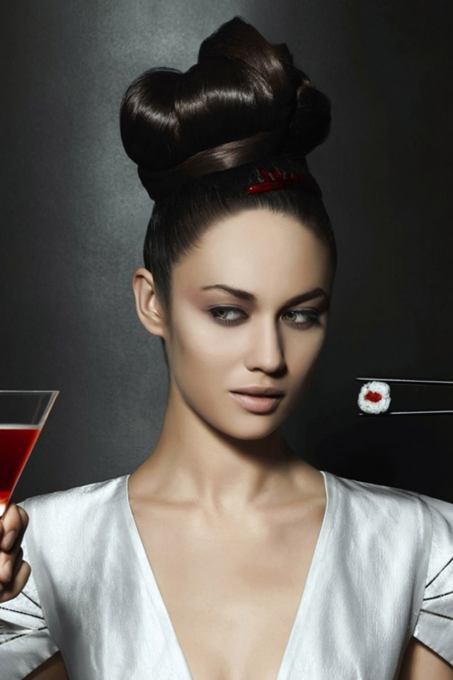 Девушку угощают вином и суши