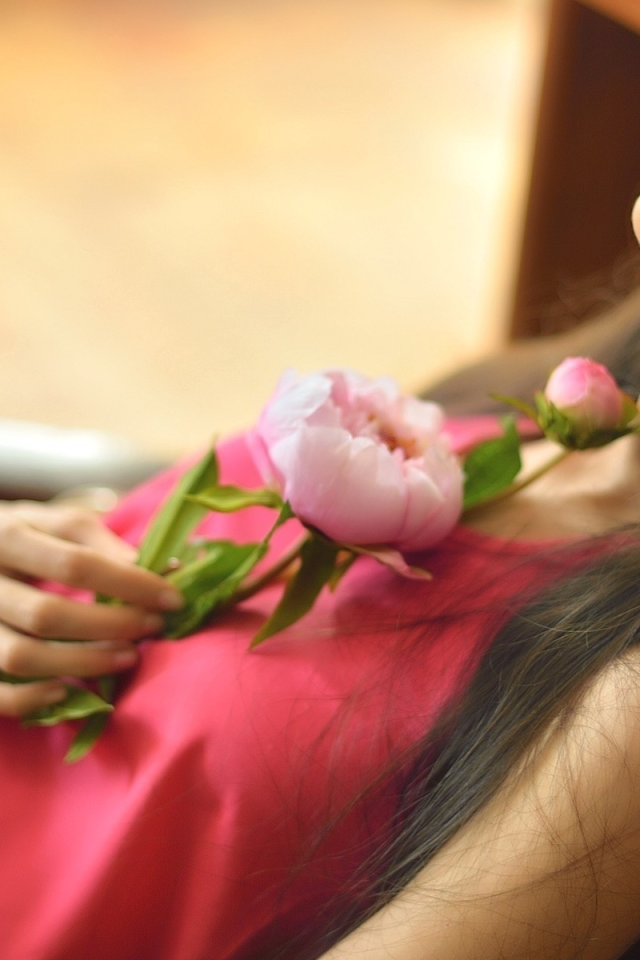 Девушка лежит с цветком на груди