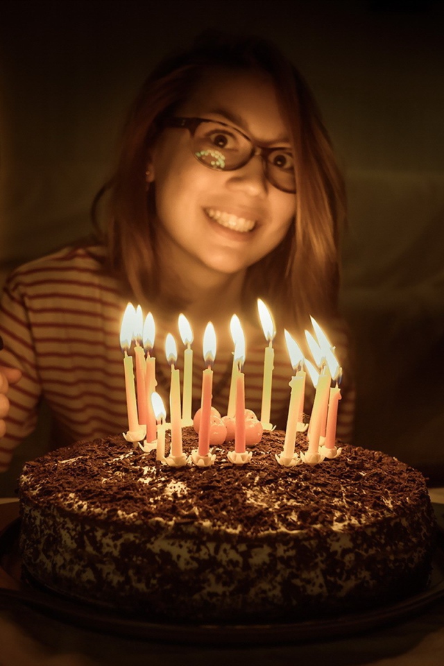 Девушка с ножом у праздничного торта