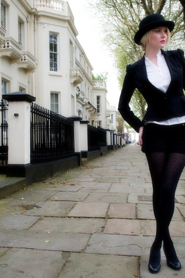 Девушка с зонтом на лондонской улице