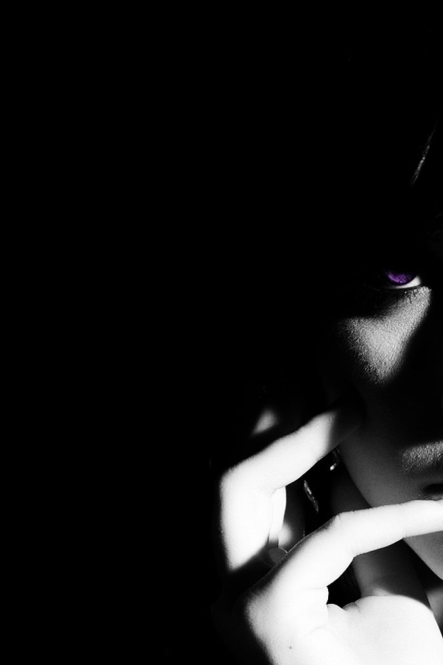 Девушка с черными волосами и фиолетовыми глазами