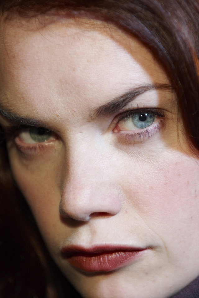 Девушка с каштановыми волосами Рут Уилсон