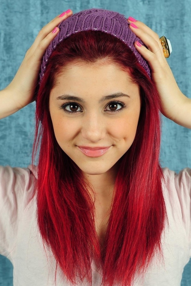 Девушка с красными волосами в сиреневой повязке