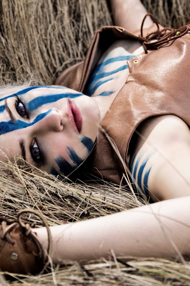 Девушка с синей раскраской на теле