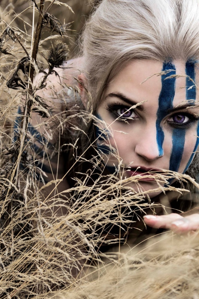 Девушка с синей раскраской на лице