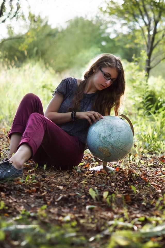 Девушка с глобусом на полянке
