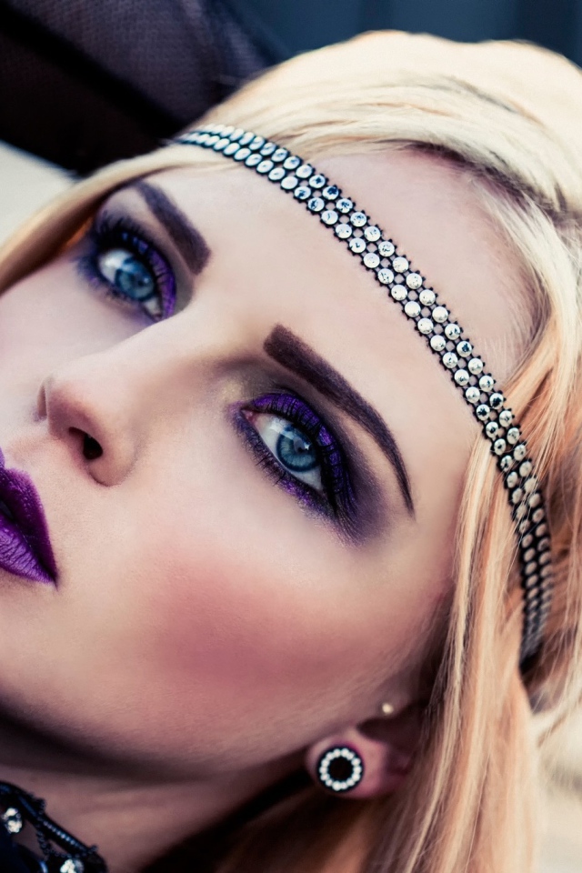 Девушка с фиолетовыми губами