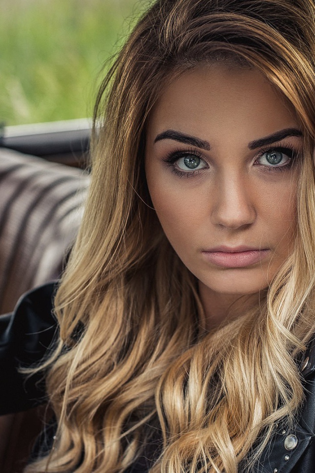 Зеленоглазая блондинка в автомобиле