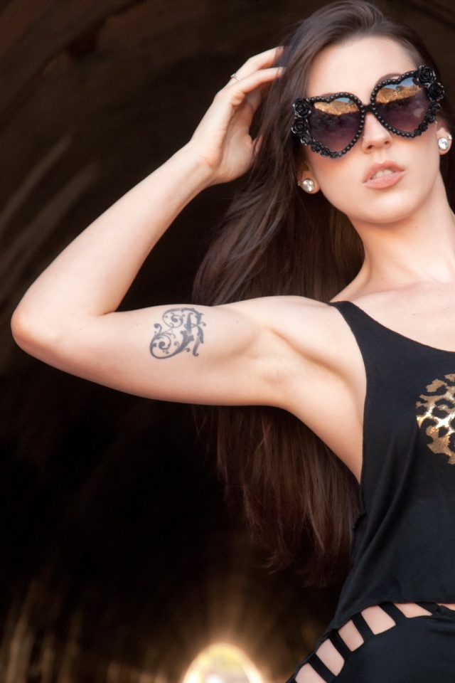 Череп на черном топе у девушки