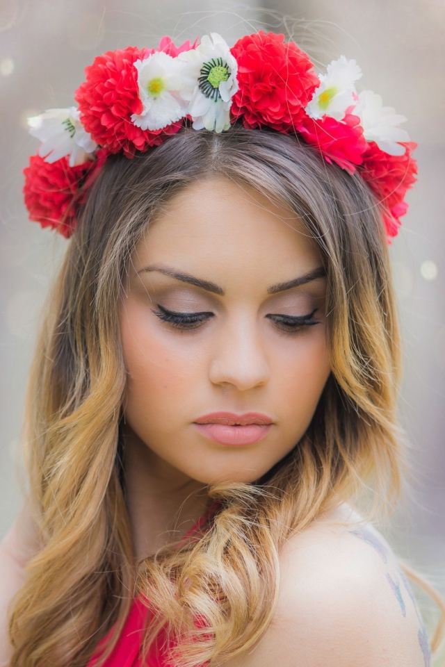 Венок из белых и красных цветов на голове у девушки