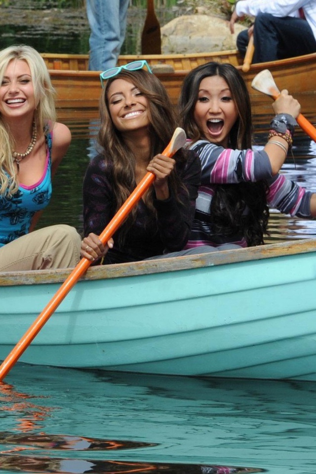 Три девушки в голубой лодке